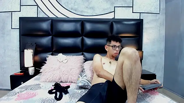 Derek and Skarlet online show from March 9, 12:42 pm