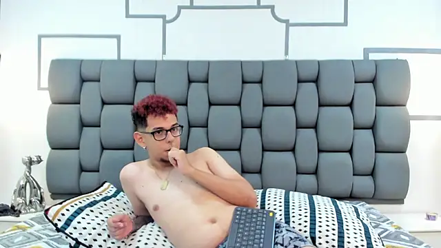 Derek and Skarlet online show from September 8, 3:21 pm