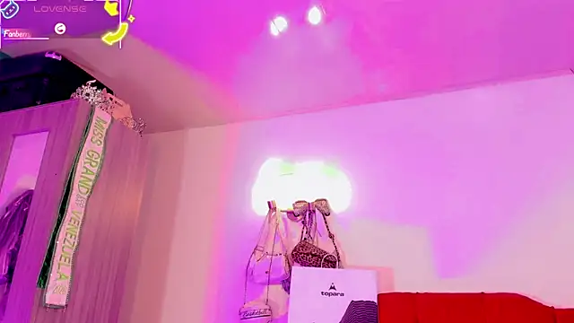 naomy  xx online show from June 21, 3:31 am