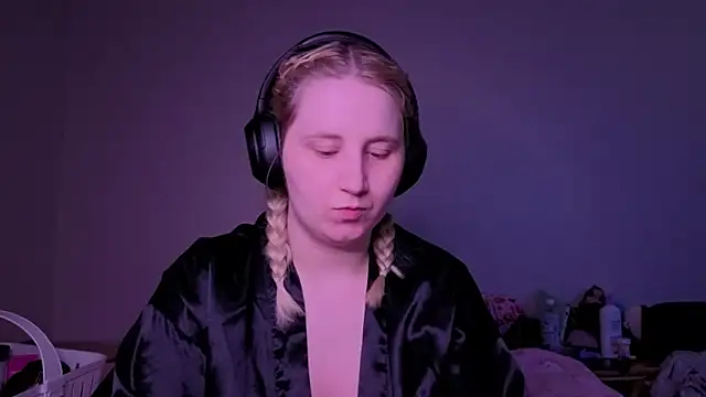 Glitch Witch online show from June 13, 4:12 am
