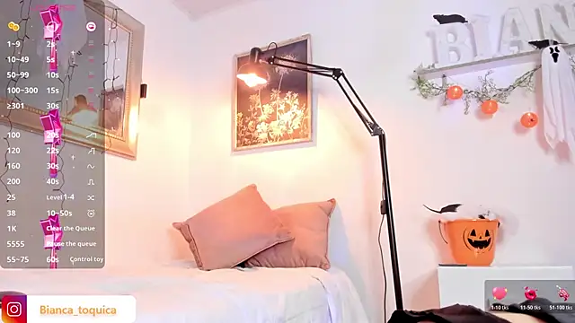 biancatokic online show from October 31, 7:11 pm