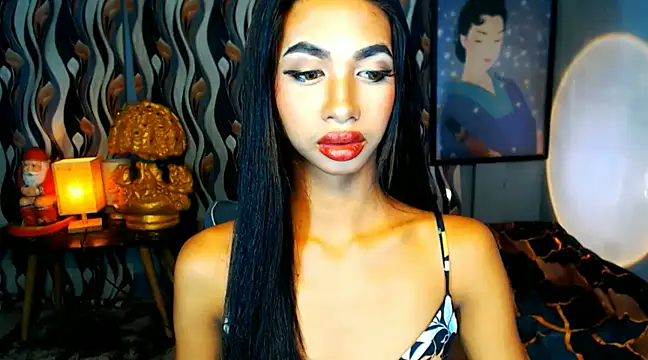 Snapshot of PrettyLatiina chatting on December 3, 8:33 pm PrettyLatiina online show from December 3, 8:33 pm