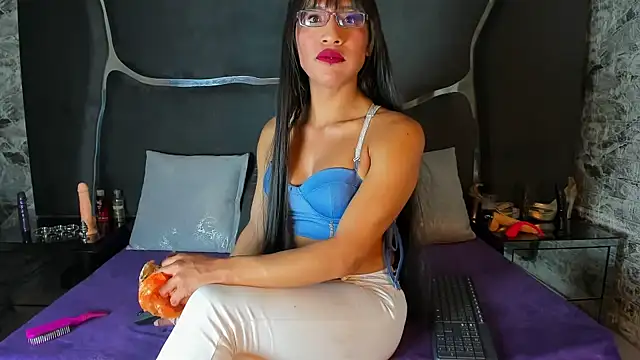 Snapshot of Aura_love69 chatting on October 19, 6:39 am Aura love69 online show from October 19, 6:39 am