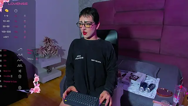 Snapshot of melodybonss_ chatting on January 13, 4:39 am melodybonss online show from January 13, 4:39 am