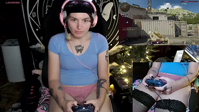 Snapshot of BrandiWRLD_999 chatting on December 16, 3:51 am BrandiWRLD 999 online show from December 16, 3:51 am