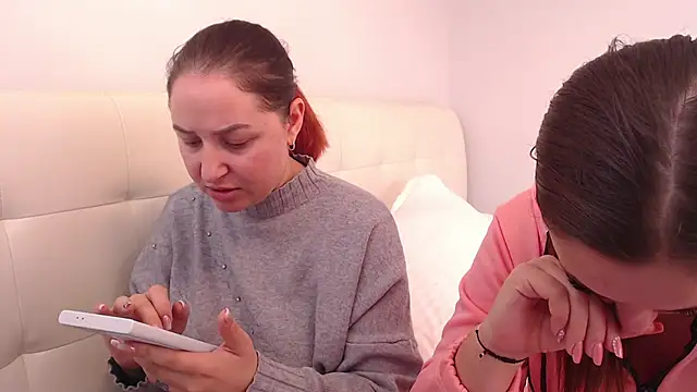 Snapshot of Amy--Samy chatting on February 18, 1:11 pm Amy--Samy online show from February 18, 1:11 pm