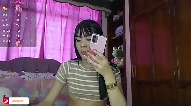Snapshot of cuttebabe_ chatting on January 17, 8:37 pm cuttebabe  online show from January 17, 8:37 pm