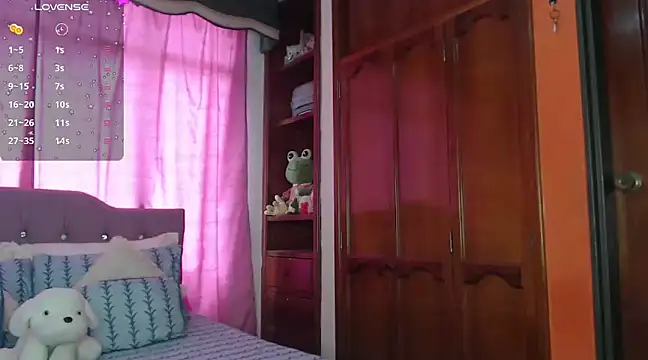 Snapshot of cuttebabe_ chatting on February 12, 7:56 pm cuttebabe  online show from February 12, 7:56 pm