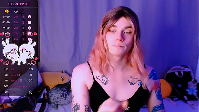 Snapshot of Alice_Hells chatting on October 17, 5:55 am Alice Hells online show from October 17, 5:55 am