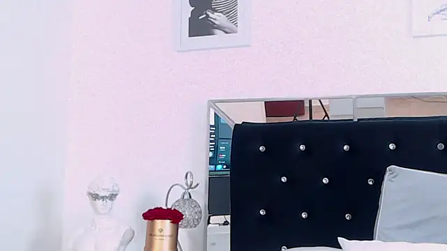 Snapshot of ZikaruRichie chatting on December 13, 11:02 am ZikaruRichie online show from December 13, 11:02 am