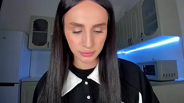 Kim Oberlin  online show from February 8, 8:04 pm