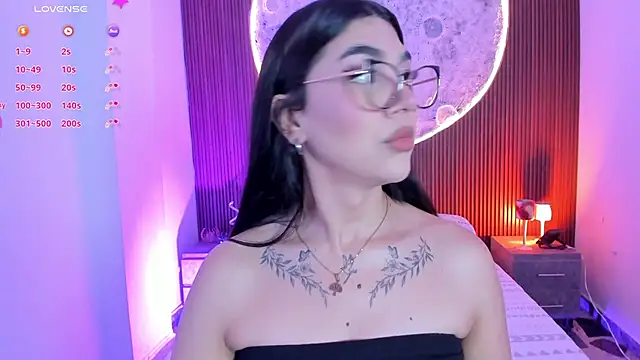 RoseCassie online show from June 18, 2:00 pm