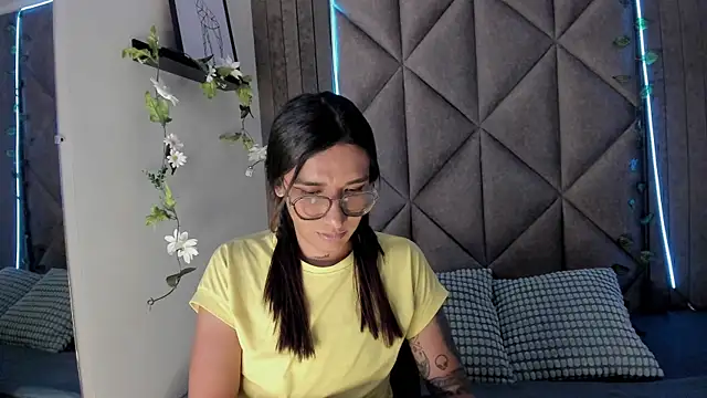Snapshot of LauraaGomezz__ chatting on October 14, 7:36 pm LauraaGomezz online show from October 14, 7:36 pm