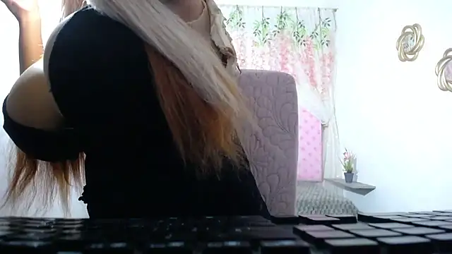 KARLA BROWN 25 online show from November 18, 8:09 pm