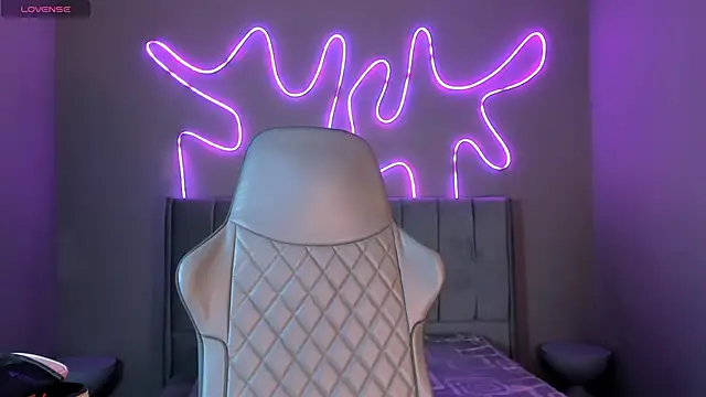 madison  rey online show from December 3, 1:15 pm