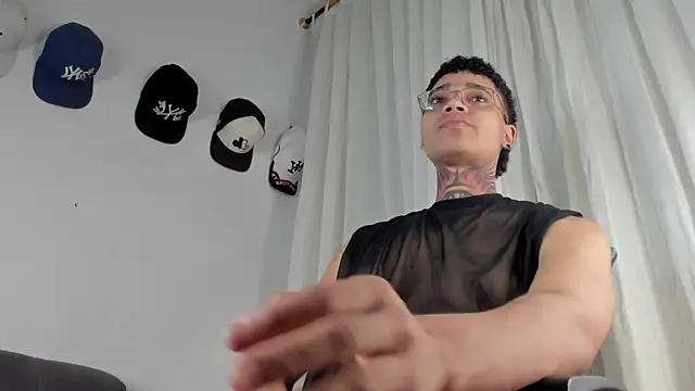 Snapshot of santi_xximo chatting on September 24, 12:06 am santi xximo online show from September 24, 12:06 am