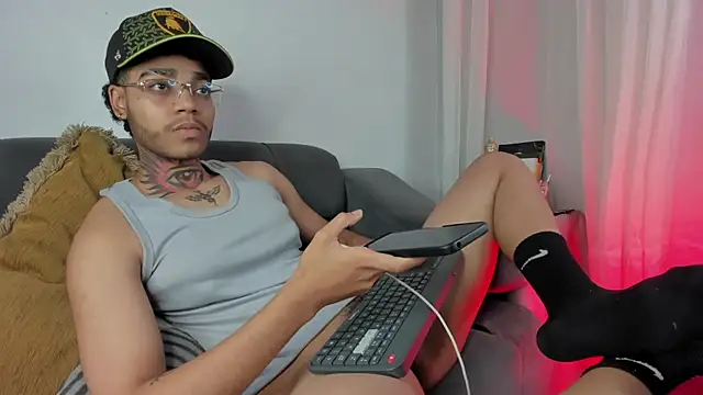 Snapshot of santi_xximo chatting on October 29, 12:52 am santi xximo online show from October 29, 12:52 am