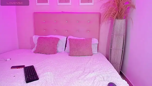 ANNIE DOLCE  online show from February 8, 12:50 am