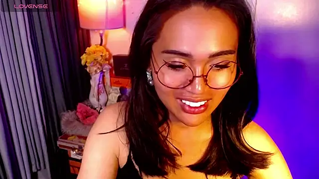 urmidnightcravingsxx online show from August 6, 10:39 pm