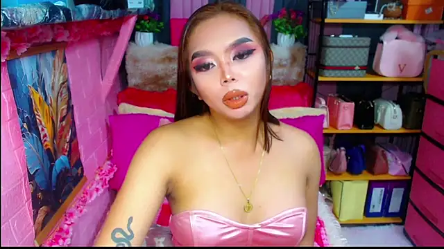 Snapshot of MoniqueCeleste chatting on October 10, 5:14 pm MoniqueCeleste online show from October 10, 5:14 pm