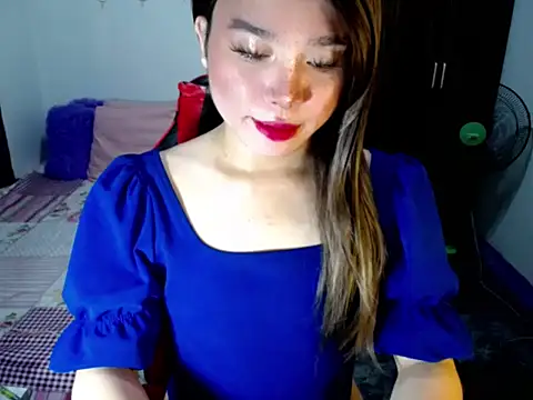 Snapshot of Urassiansweetcummer chatting on October 12, 5:32 am Urassiansweetcummer online show from October 12, 5:32 am