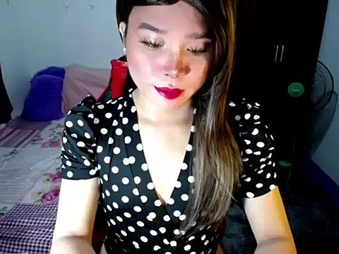 Snapshot of Urassiansweetcummer chatting on October 19, 4:05 am Urassiansweetcummer online show from October 19, 4:05 am