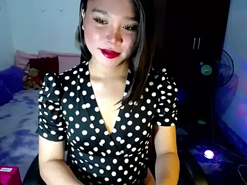 Urassiansweetcummer online show from June 18, 2:56 am