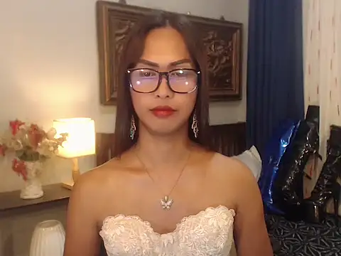 Nathalieheartt online show from June 25, 7:23 am