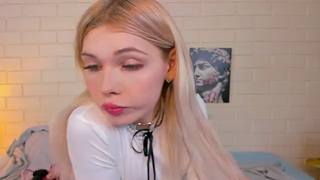 Snapshot of Blondy_Fina chatting on October 18, 4:49 am Blondy Fina online show from October 18, 4:49 am