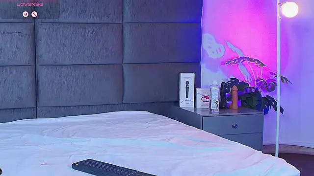 Slenna Moon online show from February 20, 6:19 am