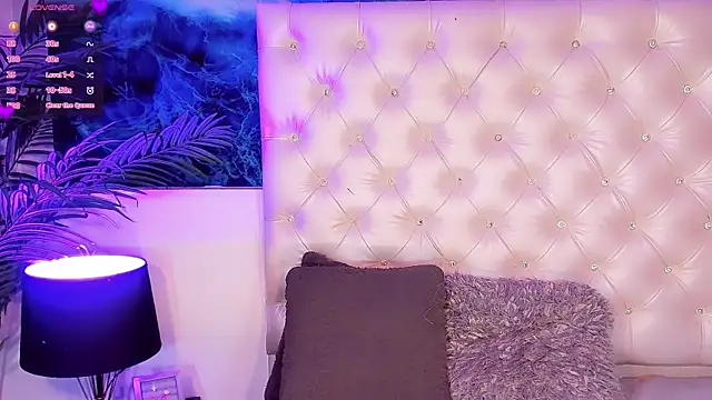 Valeria Swett  online show from June 30, 10:10 pm