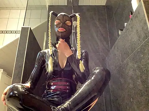 latexluisa online show from April 15, 2:44 pm