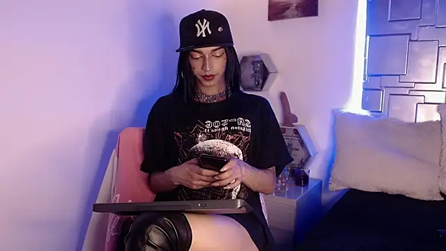 Snapshot of Trinity_Knox chatting on October 20, 3:59 pm Trinity Knox online show from October 20, 3:59 pm