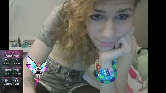 Snapshot of cuddlyavenue chatting on October 6, 1:49 am cuddlyavenue online show from October 6, 1:49 am