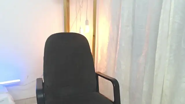 Snapshot of Zoevillaloboxxx chatting on October 11, 4:15 am Zoevillaloboxxx online show from October 11, 4:15 am