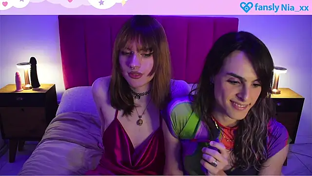 Snapshot of estrogen_nia chatting on October 9, 1:40 am estrogen nia online show from October 9, 1:40 am