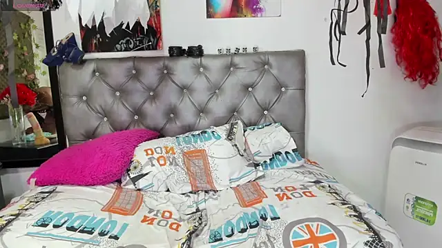 AndreaTonmsong online show from October 25, 8:48 pm