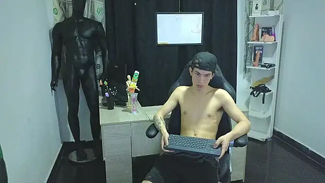 Pride couple online show from February 7, 1:11 am