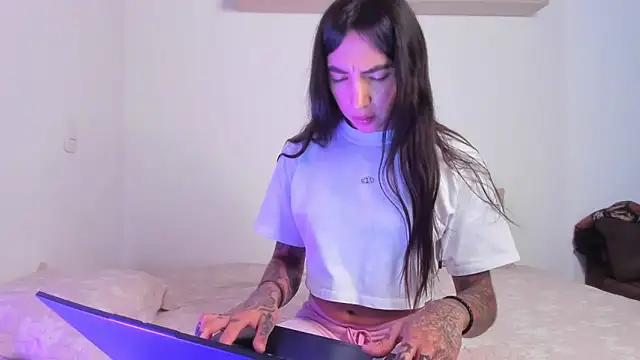 valeriahornier online show from April 21, 1:07 am