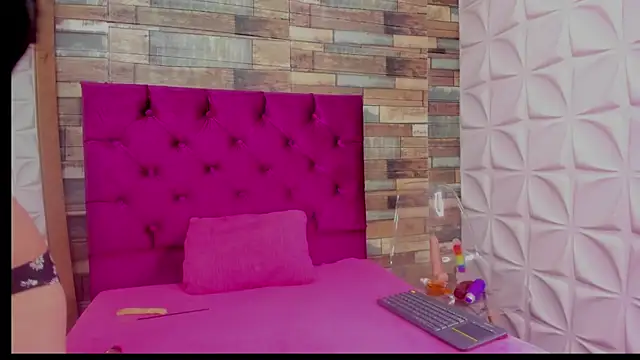 Carolina-Lenon online show from February 9, 7:31 pm