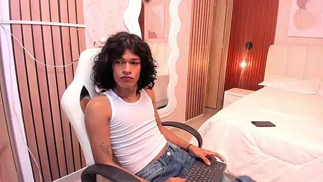 littlesweet18  online show from February 15, 12:50 am