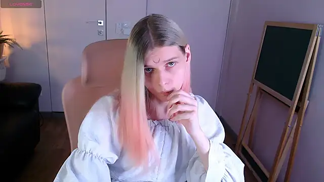 LunaEx  online show from May 8, 8:49 pm
