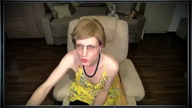 Snapshot of clementine chatting on October 13, 2:06 pm clementine online show from October 13, 2:06 pm
