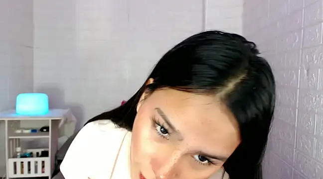Snapshot of urnaughtydolly69 chatting on January 23, 10:43 am urnaughtydolly69 online show from January 23, 10:43 am