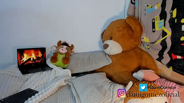 dani rosee online show from July 14, 4:28 am
