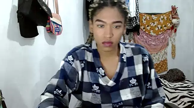 Snapshot of angelamarie1 chatting on February 15, 12:27 am angelamarie1 online show from February 15, 12:27 am